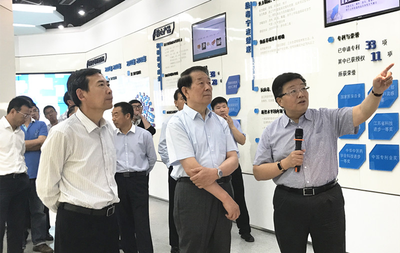 江苏发展大会连云港籍嘉宾莅临欧宝网页版登录入口_欧宝药业参观考察