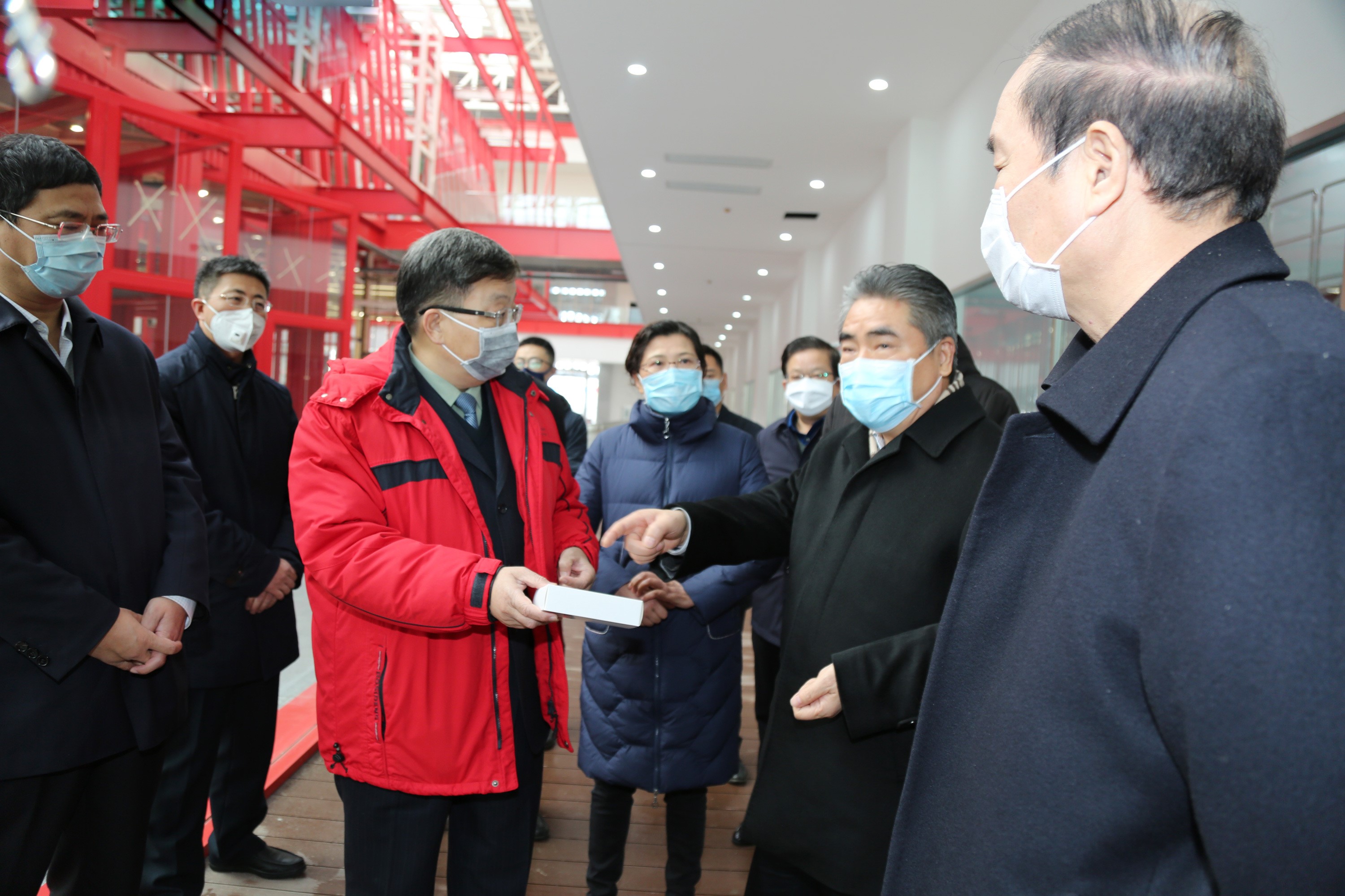 市委书记项雪龙一行莅临欧宝网页版登录入口_欧宝药业 关怀指导新冠肺炎防控药物生产工作