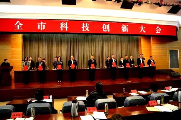 连云港召开科技创新大会 欧宝网页版登录入口_欧宝药业荣获“科技创新领军单位及领军人物”两项大奖